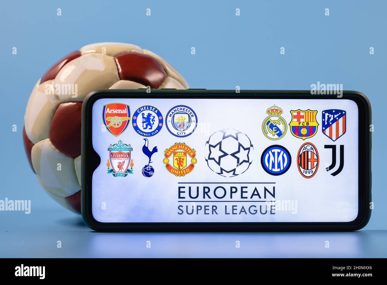 Die Super League ist ein jährlich stattfindendes Vereinsfußballwettbewerb,  an dem zwanzig der besten und reichsten europäischen Fußballvereine  teilnehmen Stockfotografie - Alamy