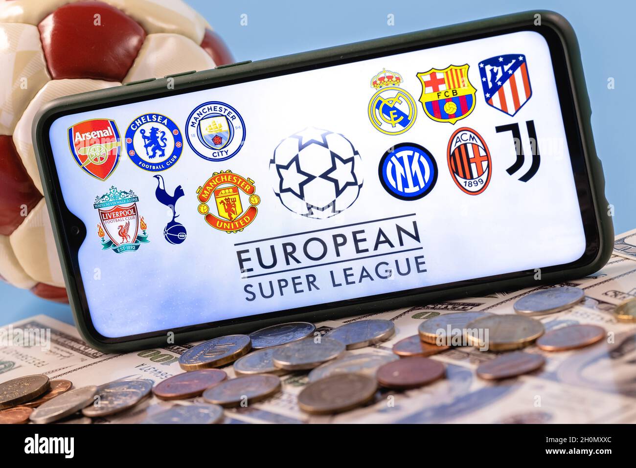 Die Super League ist ein jährlich stattfindendes Vereinsfußballwettbewerb, an dem zwanzig der besten und reichsten europäischen Fußballvereine teilnehmen. Stockfoto
