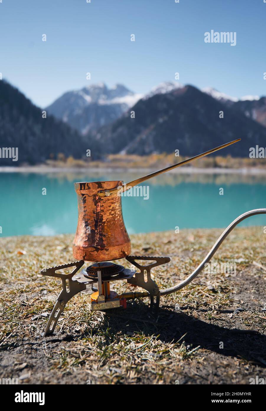 Kupfer Cezve für Kaffee im Herbst See Camping in den Bergen. Zubereitung von Kaffee im Freien Konzept Stockfoto