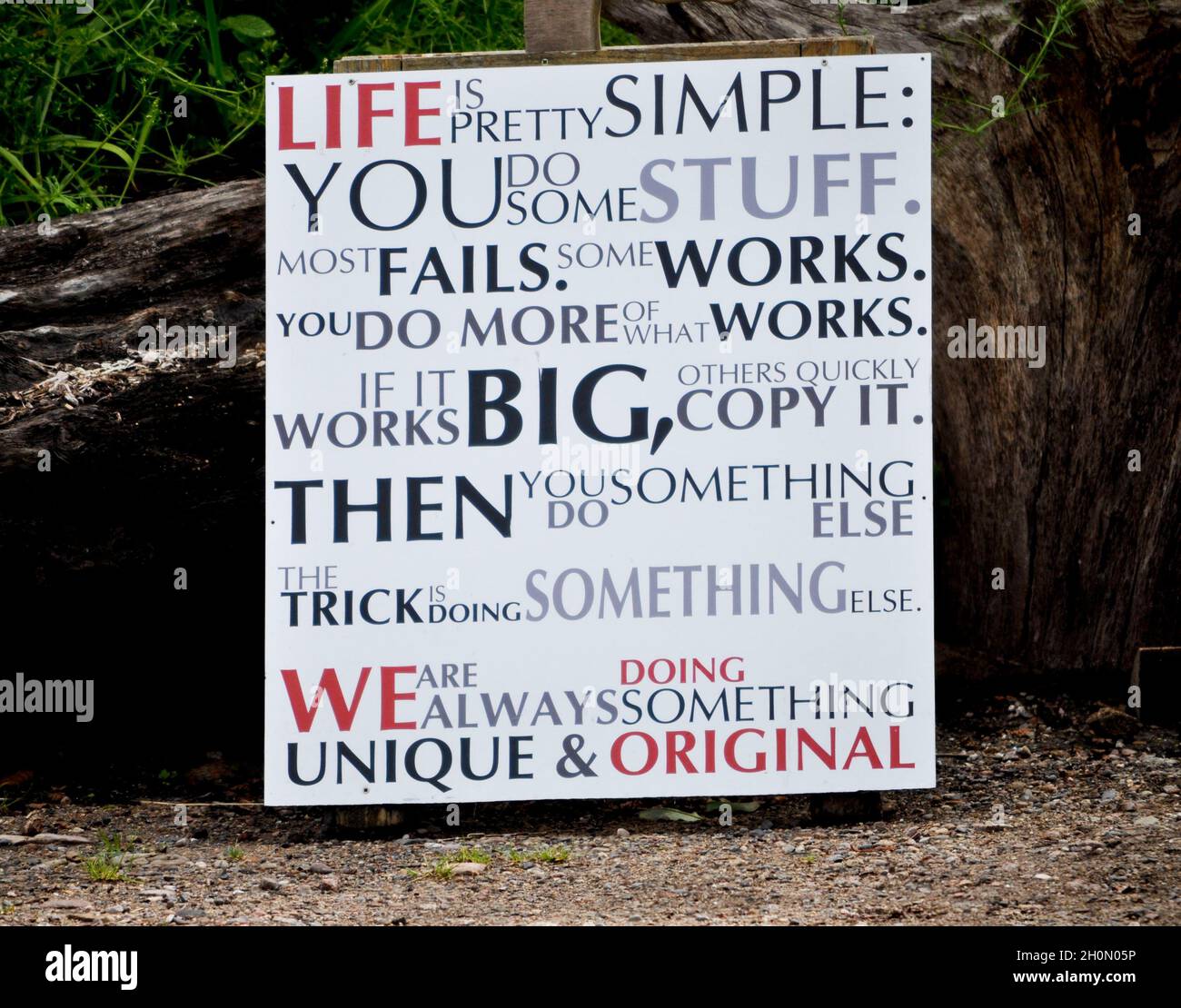 Ein Zitat, das das Leben beschreibt - vor einem Holzschnitzstudio in Corrie, Isle of Arran, Schottland Stockfoto