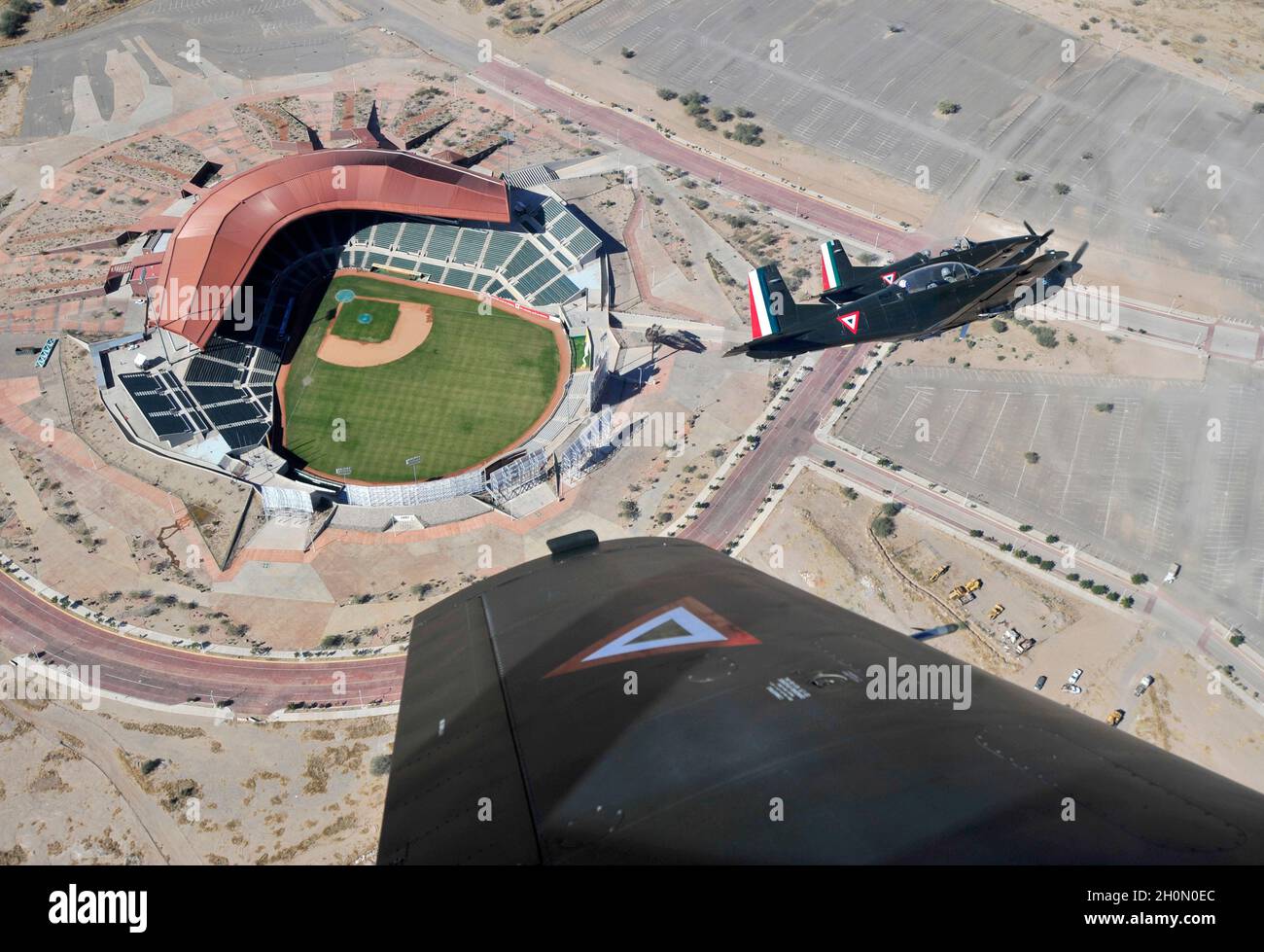 Flugzeug der mexikanischen Luftwaffe, die über das Sonora-Stadion, den Baseballstadion und die mexikanische Armee fliegt. Luftaufnahme der Stadt Hermosillo, Mexiko. Hermosillo Sonora. (Foto von Isrrael Garnica / NortePhoto) Avioneta del a fuera Aerea Mexicana volando sobre el estadio Sonora, beisbol, ejercito mexicano. Vista Aerea la ciudad Hermosillo, Mexiko. Hermosillo Sonora. (Foto von Isrrael Garnica/NortePhoto) Stockfoto