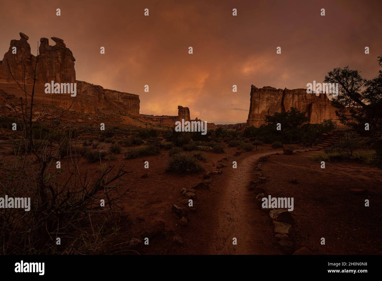 Dramatisches Licht und Wetter bei stürmischem Sonnenuntergang über der Wüstenlandschaft des Arches National Park, Utah, American Southwest Stockfoto