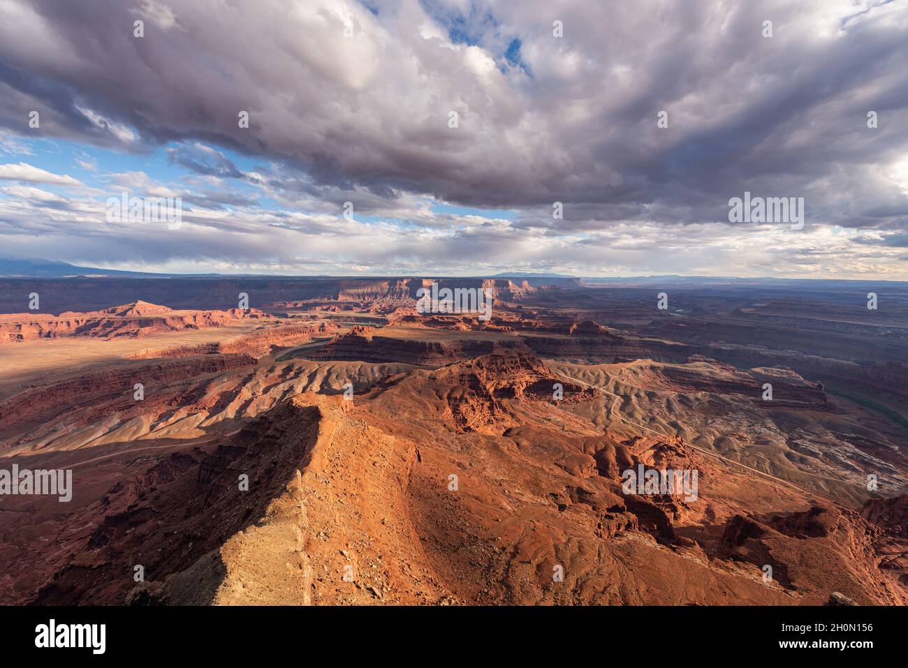 Unglaubliche Aussicht auf die weitläufige Wüstenlandschaft des Canyon Lands National Park, Utah Stockfoto