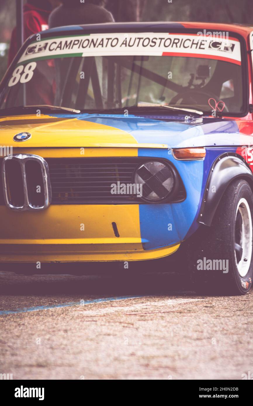 PESARO COLLE SAN BARTOLO , ITALIEN - OTT 10 - 2021 : BMW 2002 auf einem alten ifor-Rennwagen Stockfoto