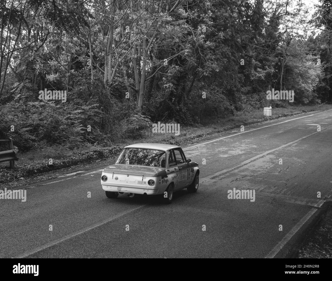 PESARO COLLE SAN BARTOLO , ITALIEN - OTT 10 - 2021 : BMW 2002 auf einem alten ifor-Rennwagen Stockfoto