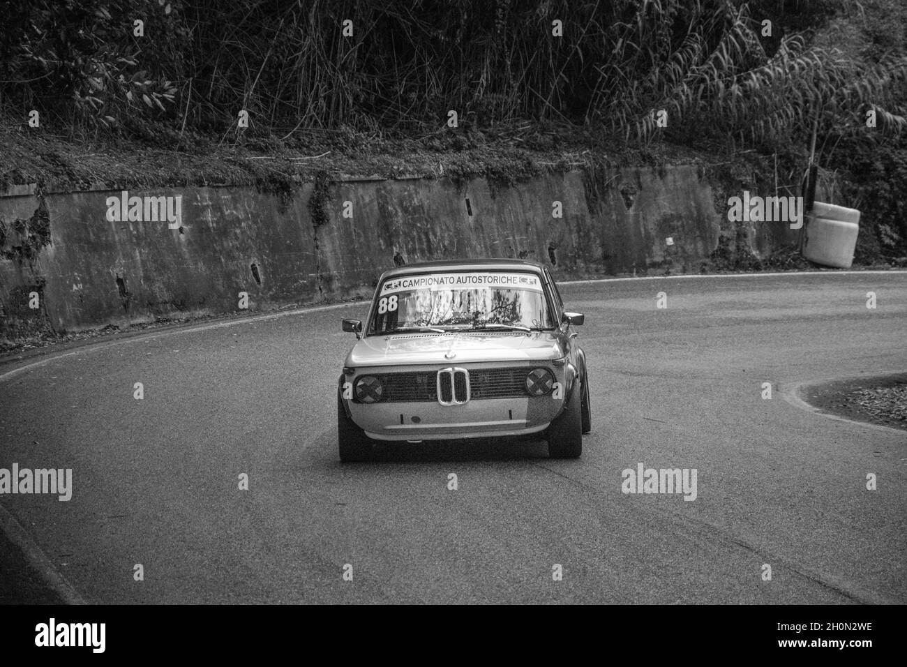 PESARO COLLE SAN BARTOLO , ITALIEN - OTT 10 - 2021 : BMW 2002 auf einem alten ifor-Rennwagen Stockfoto