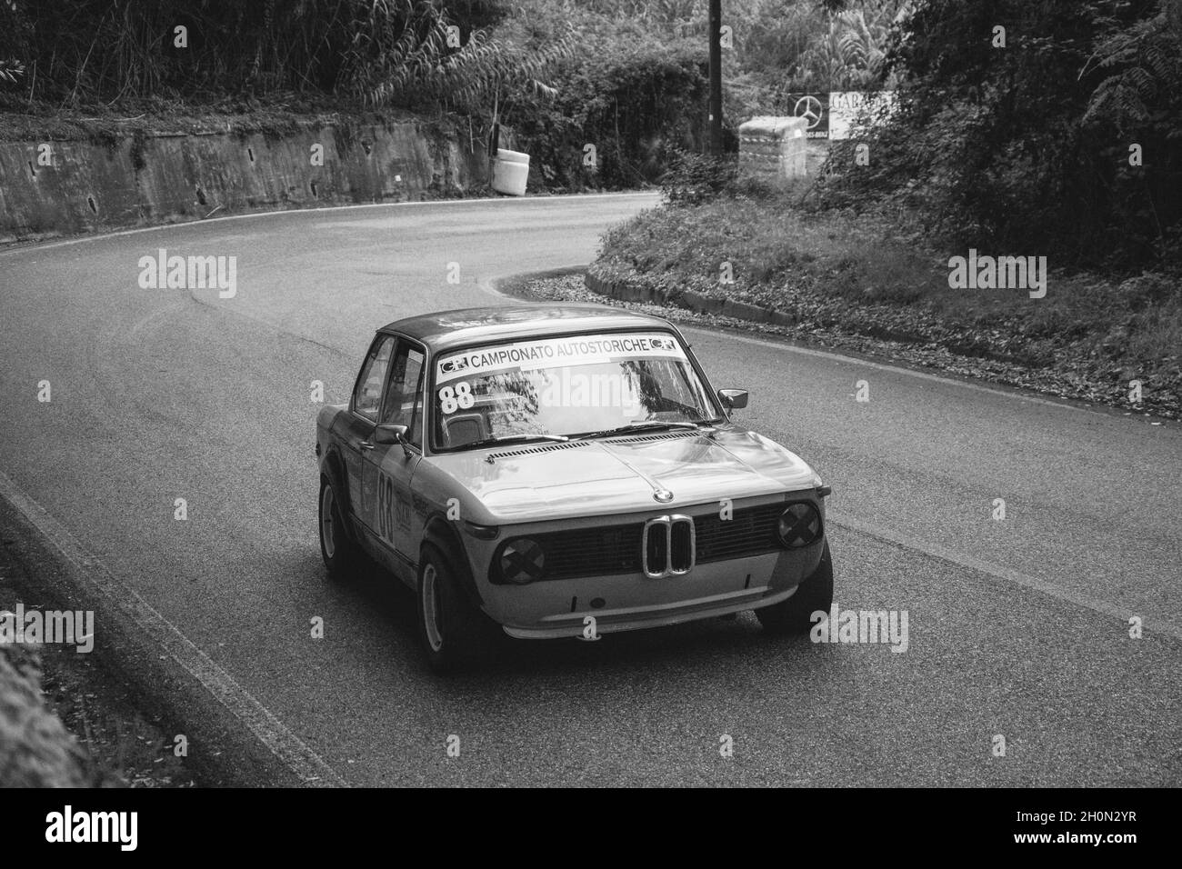 PESARO COLLE SAN BARTOLO , ITALIEN - OTT 10 - 2021 : BMW 2002 auf einem alten ifor-Rennwagen Stockfoto