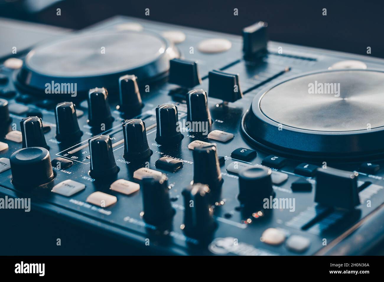 Selektiver Fokus goldene Stunde DJ-Fernbedienung - Outdoor-Party Stockfoto