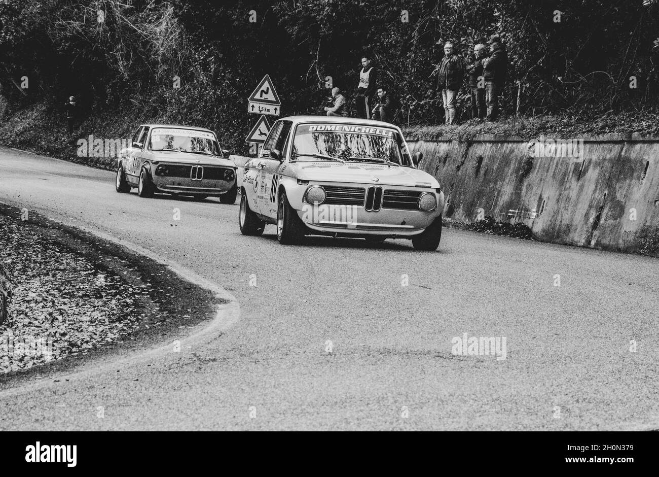 PESARO COLLE SAN BARTOLO , ITALIEN - OTT 10 - 2021 : BMW 2002 auf einem alten ifor-Rennwagen Stockfoto