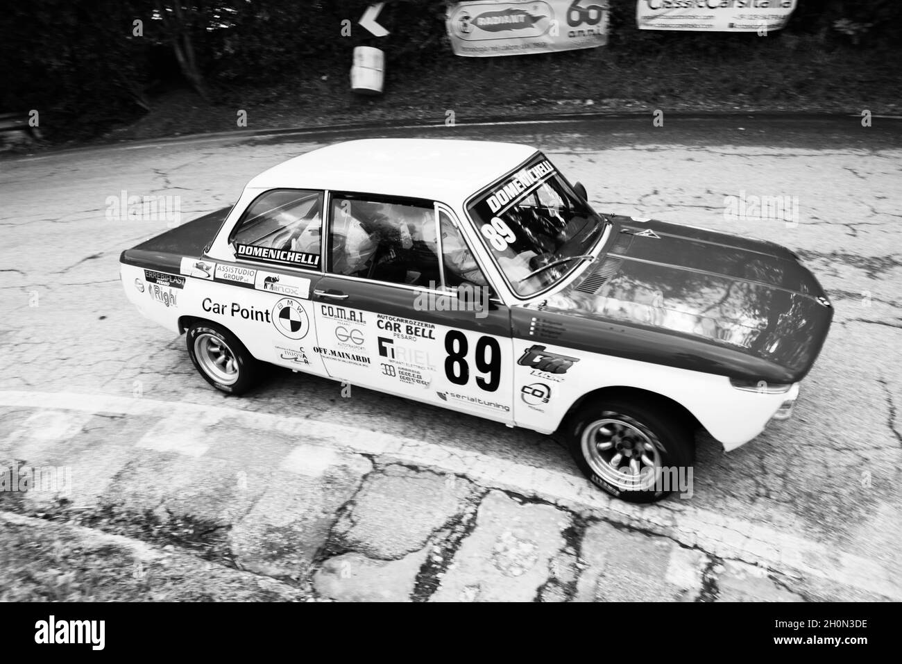 PESARO COLLE SAN BARTOLO , ITALIEN - OTT 10 - 2021 : BMW 2002 auf einem alten ifor-Rennwagen Stockfoto