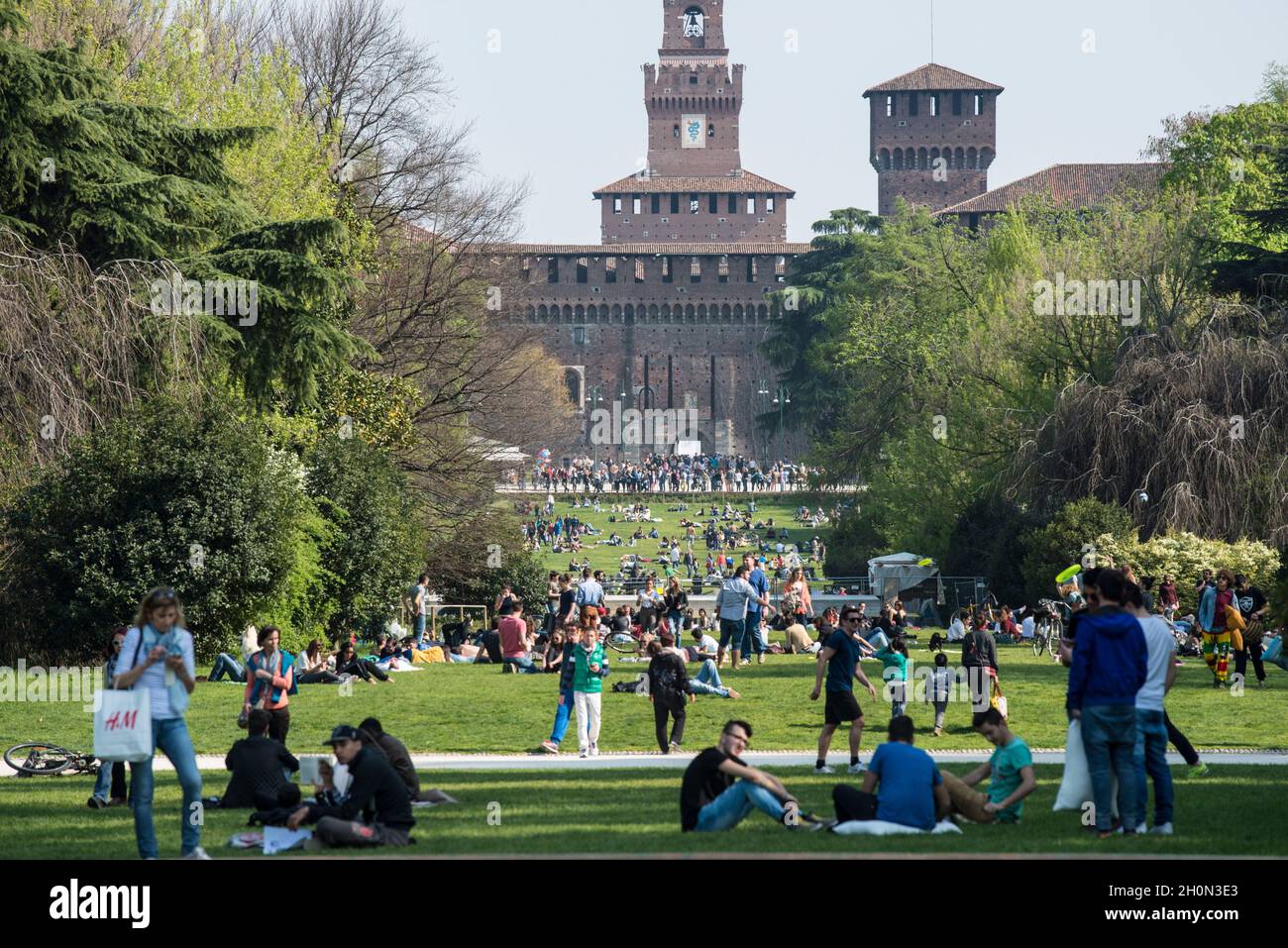 ITALIEN. LOMBARDEI. MAILAND. DER PARCO SEMPIONE (SIMPLON). IM HINTERGRUND: DAS CASTELLO SFORZESCO Stockfoto