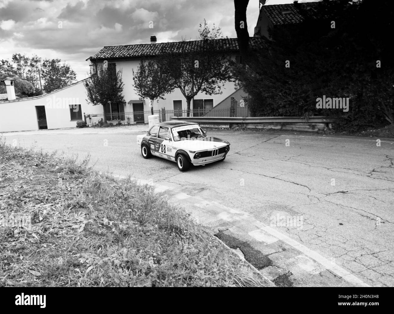 PESARO COLLE SAN BARTOLO , ITALIEN - OTT 10 - 2021 : BMW 2002 auf einem alten ifor-Rennwagen Stockfoto