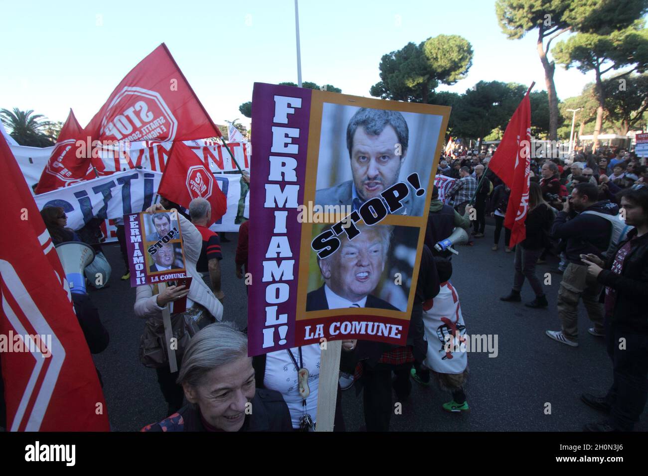 Rom, Italien - 10. november 2018: Die nationale Demonstration des unteilbaren Netzwerks #gegen die Regierung, gegen Rassismus und das Dekret von Salvini Sicurezza Stockfoto