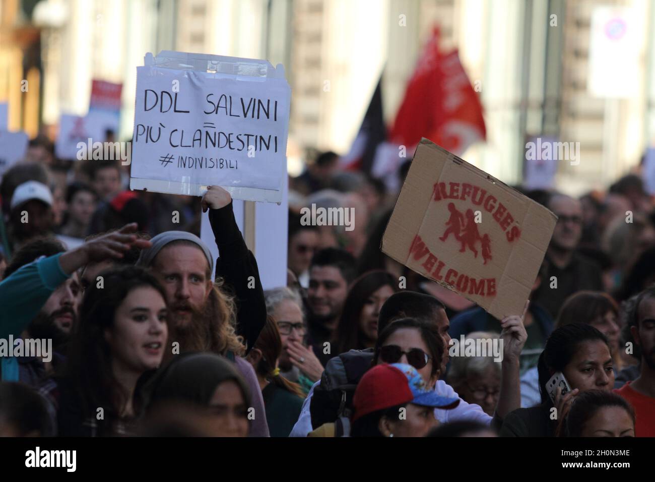 Rom, Italien - 10. november 2018: Die nationale Demonstration des unteilbaren Netzwerks #gegen die Regierung, gegen Rassismus und das Dekret von Salvini Sicurezza Stockfoto