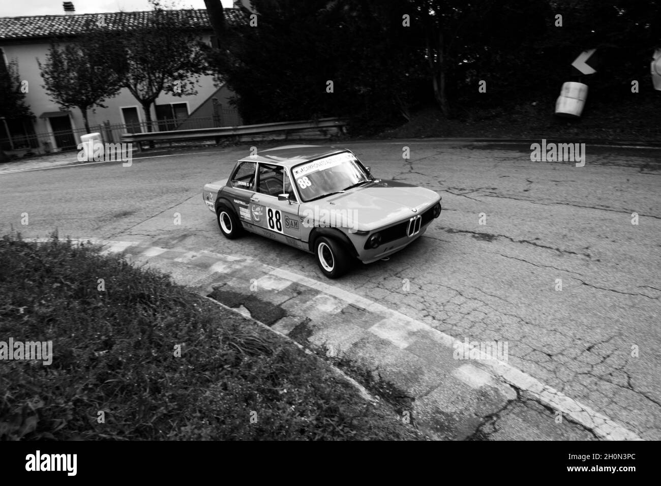 PESARO COLLE SAN BARTOLO , ITALIEN - OTT 10 - 2021 : BMW 2002 auf einem alten ifor-Rennwagen Stockfoto