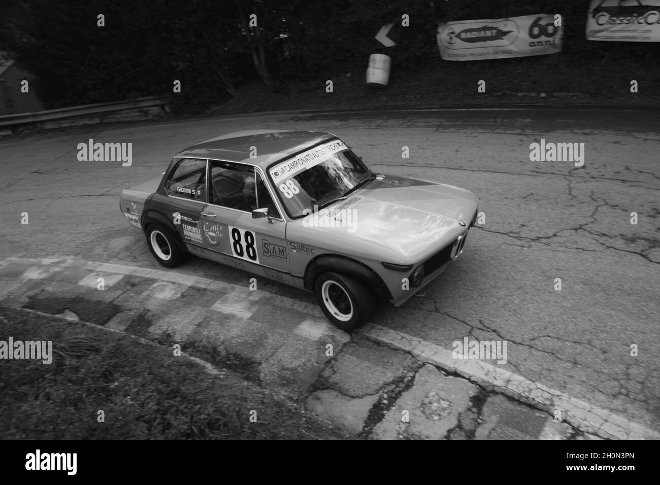 PESARO COLLE SAN BARTOLO , ITALIEN - OTT 10 - 2021 : BMW 2002 auf einem alten ifor-Rennwagen Stockfoto
