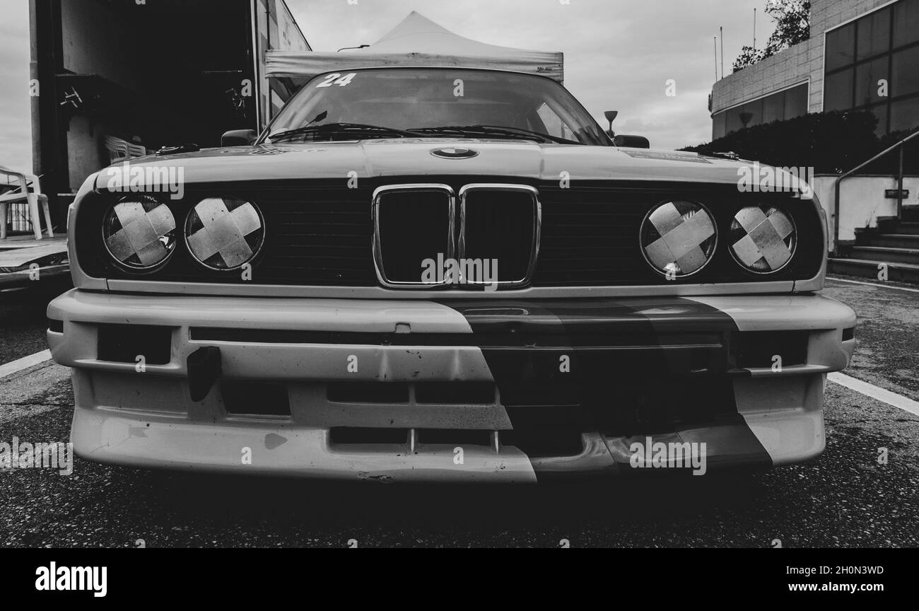 PESARO COLLE SAN BARTOLO , ITALIEN - OTT 10 - 2021 : BMW 2002 auf einem alten ifor-Rennwagen Stockfoto