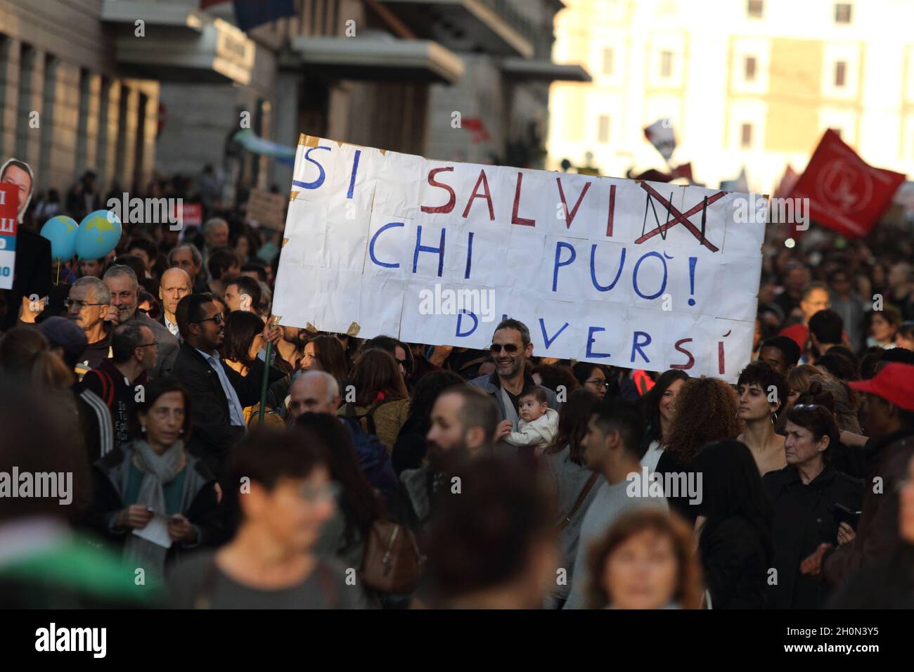 Rom, Italien - 10. november 2018: Die nationale Demonstration des unteilbaren Netzwerks #gegen die Regierung, gegen Rassismus und das Dekret von Salvini Sicurezza Stockfoto