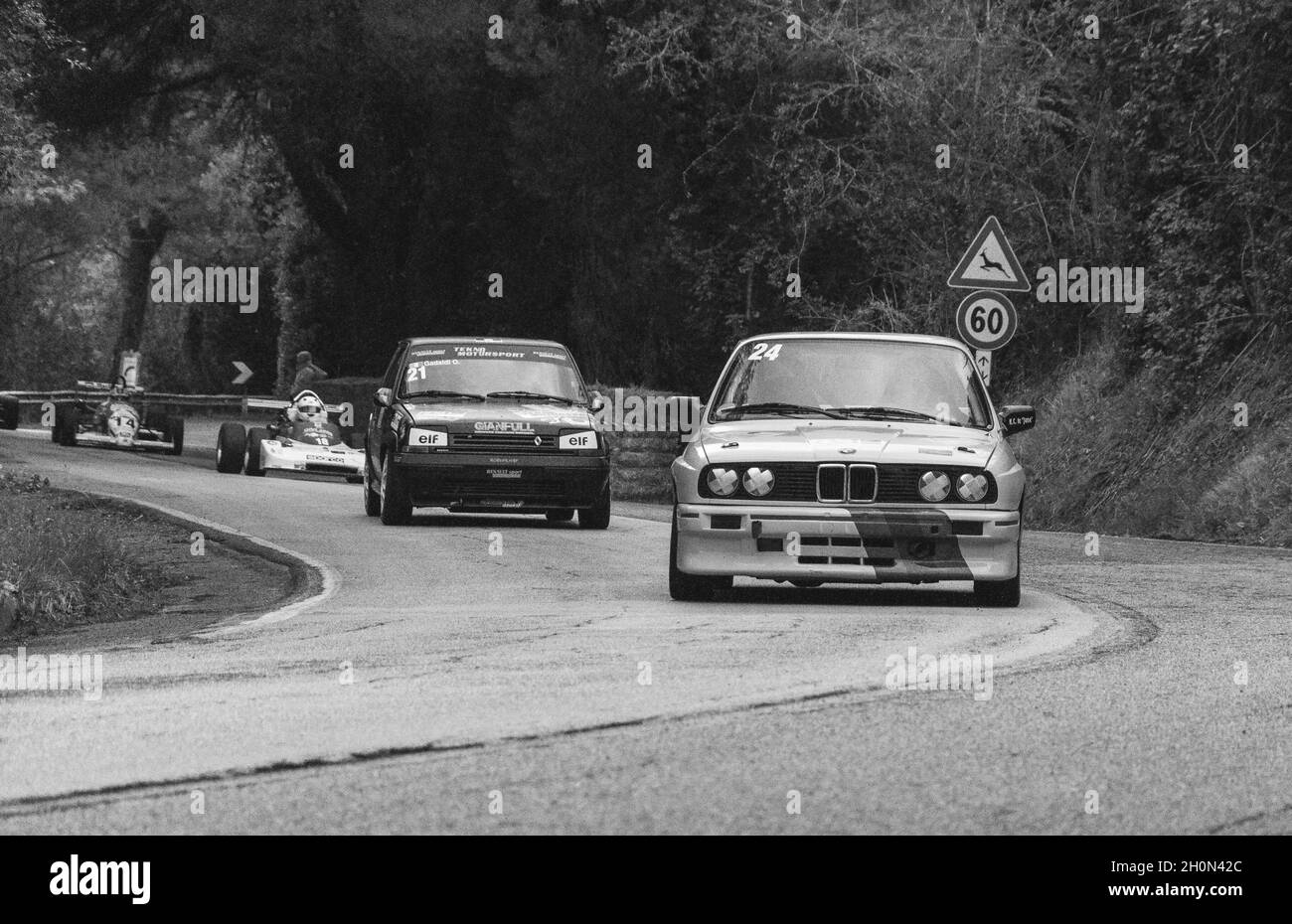 PESARO COLLE SAN BARTOLO , ITALIEN - OTT 10 - 2021 : BMW 2002 auf einem alten ifor-Rennwagen Stockfoto