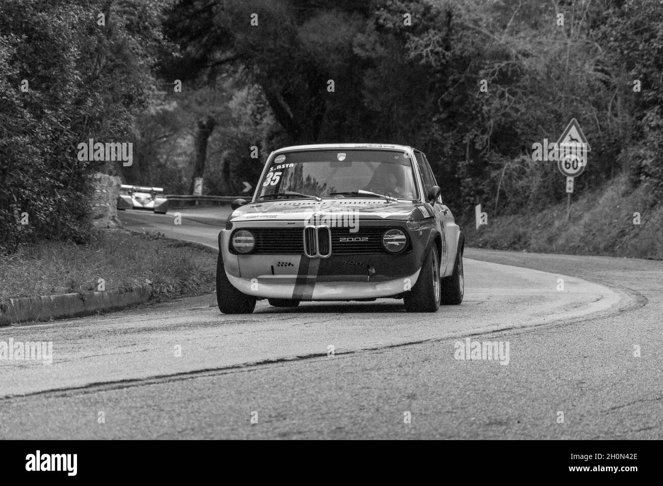 PESARO COLLE SAN BARTOLO , ITALIEN - OTT 10 - 2021 : BMW 2002 auf einem alten ifor-Rennwagen Stockfoto
