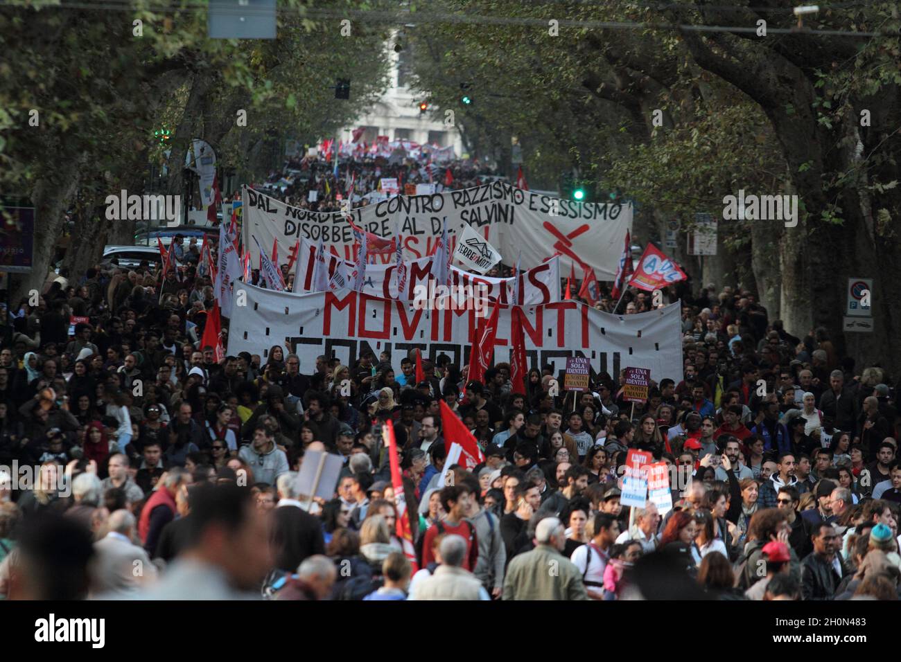 Rom, Italien - 10. November 2018: Die vom #Individual Network organisierte nationale Demonstration gegen die Regierung, gegen Rassismus und das Dekret von Salvini Sicurezza überquert die Via Merulana Stockfoto