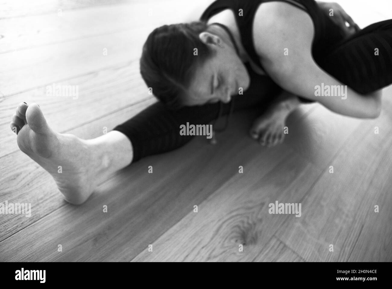 Frau Yogalehrerin im Fitness-Studio Stretching und tun Übung Stockfoto