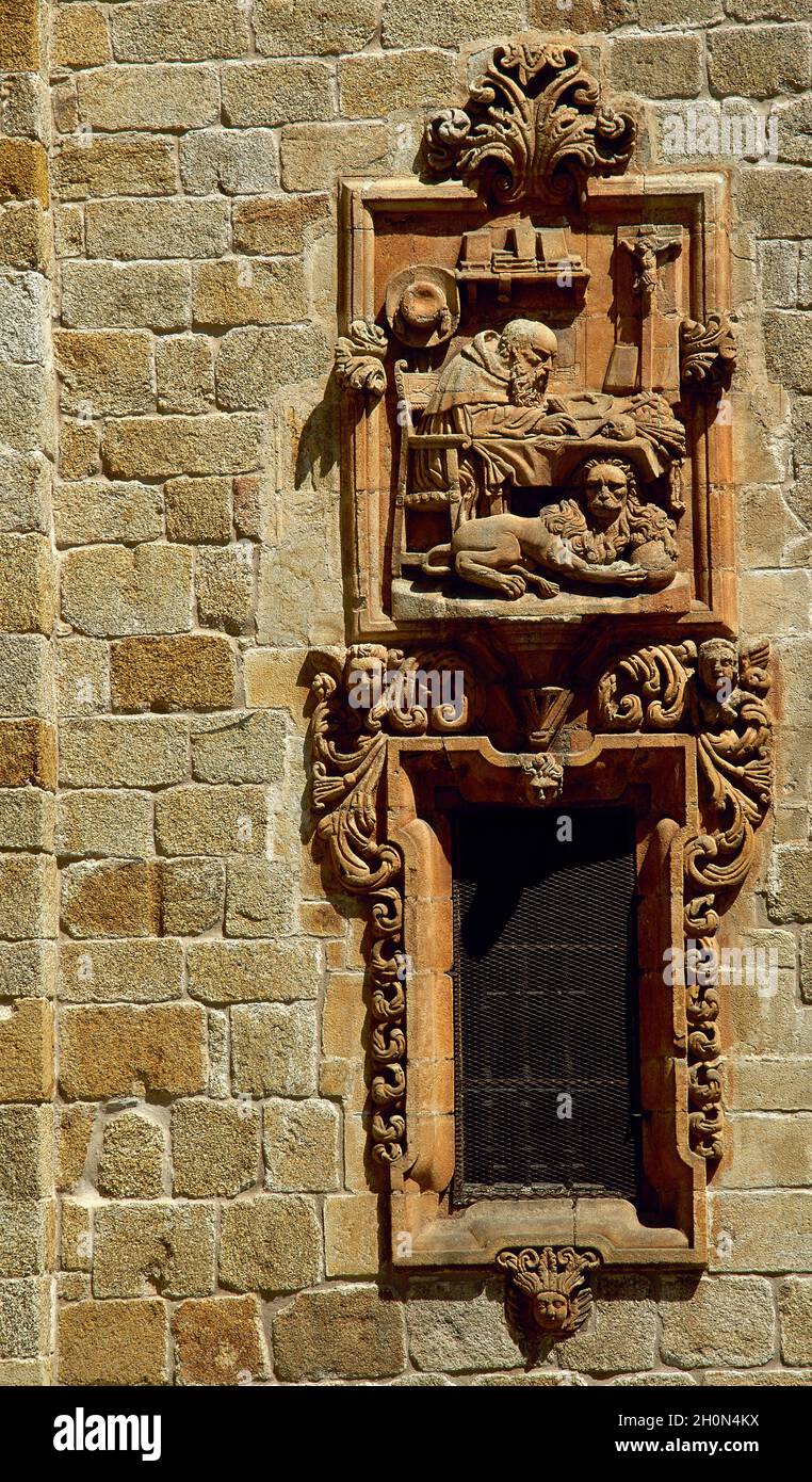 St. Jerome (c. 347-420) lateinischer Priester, Beichtvater und Theologe. Kathedrale von Mondoñedo. Relief des heiligen Hieronymus. Barocker Rahmen eines Fensters auf der Fakade Stockfoto