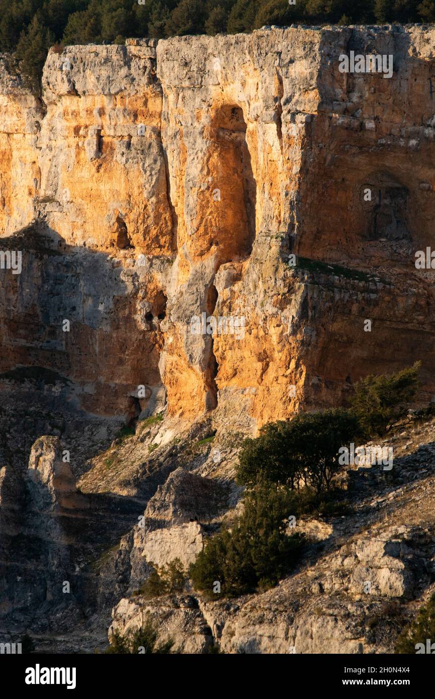 Blick auf den Lobos River Canyon (Cañon del rio lobos) seit dem Aussichtspunkt La Galiana bei Sonnenuntergang, Soria, Castilla y Leon, Spanien. Stockfoto