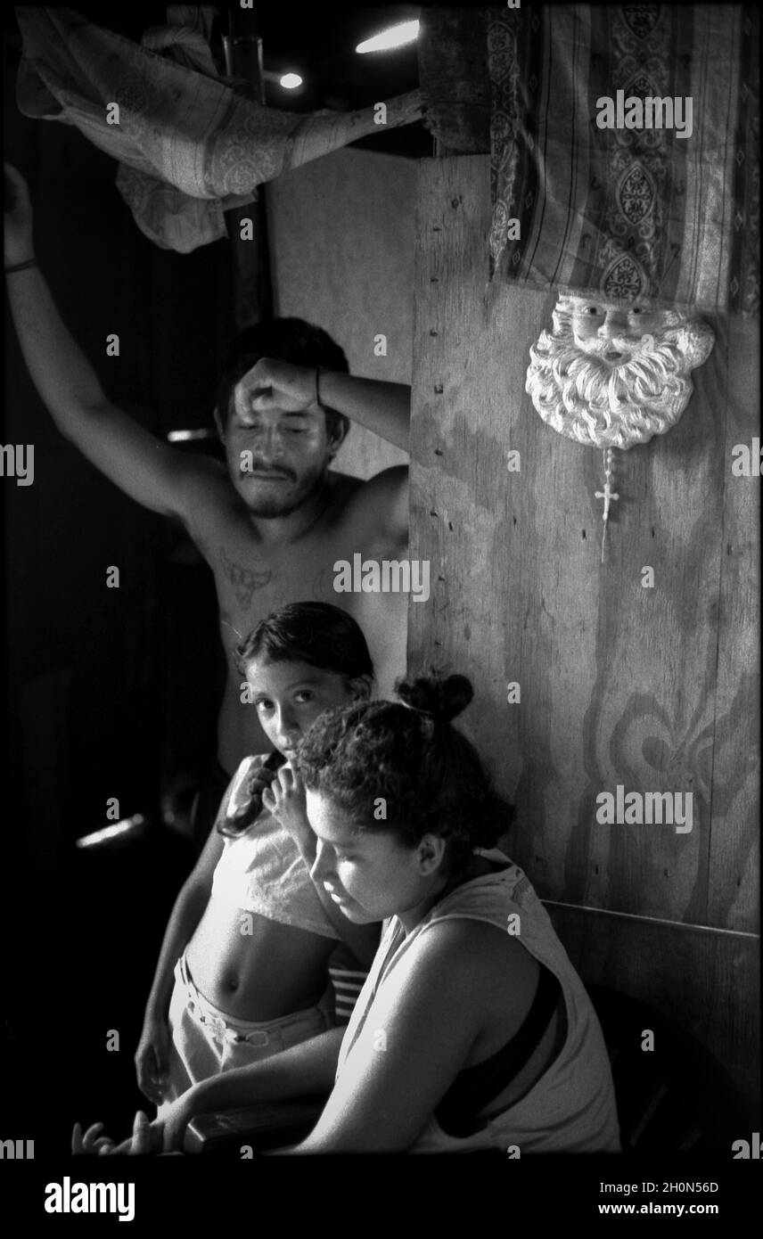 Eine Familie auf der Insel Zapara, vor der Küste Venezuelas in der Gemeinde Almirante Padilla im Bundesstaat Zulia, in der Nähe des Eingangs zur Bucht von Tablazo. Auf einer Fläche von sieben Quadratkilometern ist er fast vollständig mit Sanddünen bedeckt, die bis zu 30 Meter erreichen können. Die Insel ist an der Nordküste mit Kokospalmen und Korallenriffen übersät und über ein kleines Dock erreichbar. Zapara, Venezuela. Stockfoto