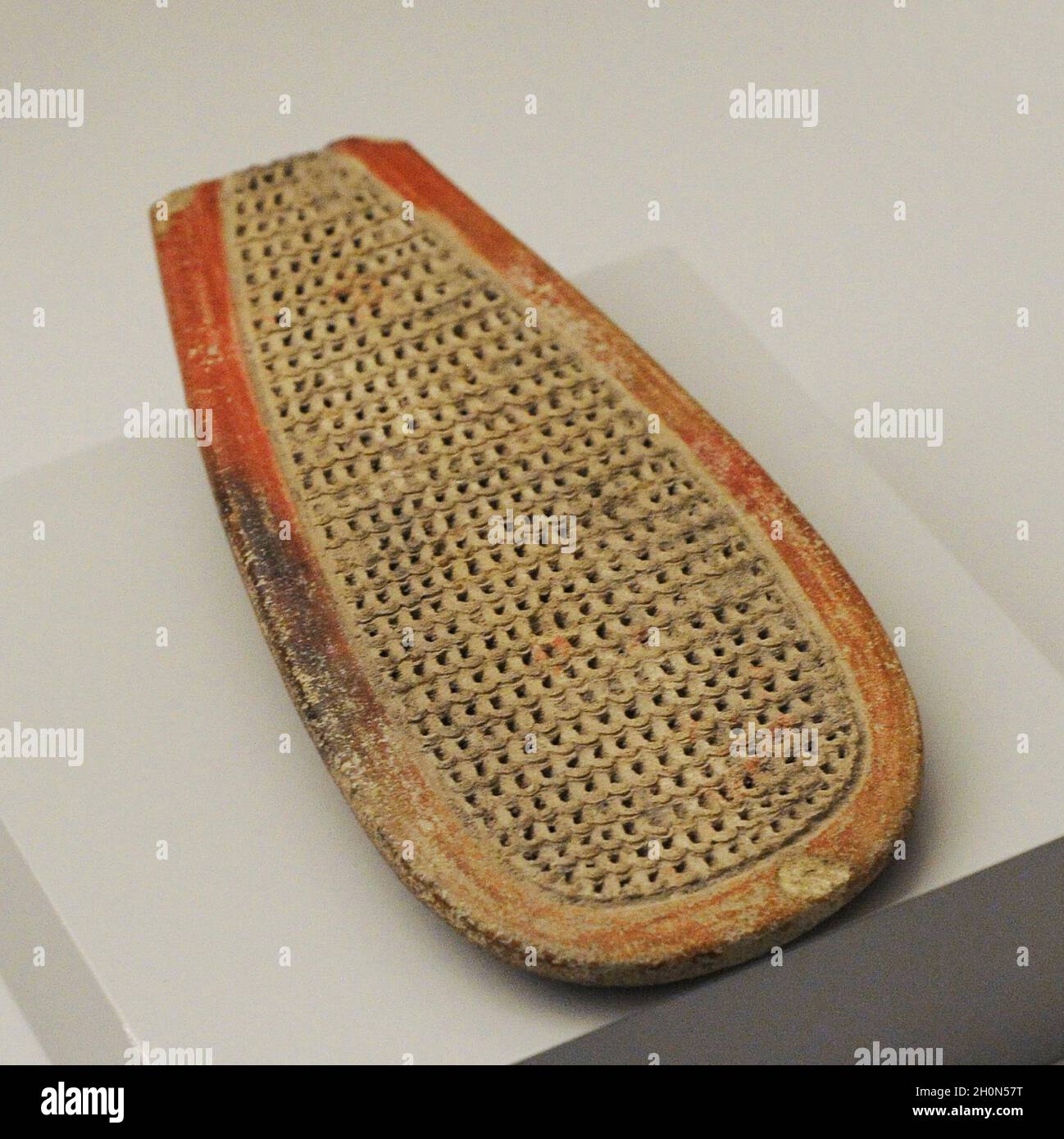 Biberschwanz-Schaber. Keramik mit Einschluss von harten Steinen. Tumaco-La Tolita Kultur. Zeitraum der regionalen Entwicklung (500 v. Chr. bis 500 n. Chr.). Kolumbien-Ecuador. M Stockfoto