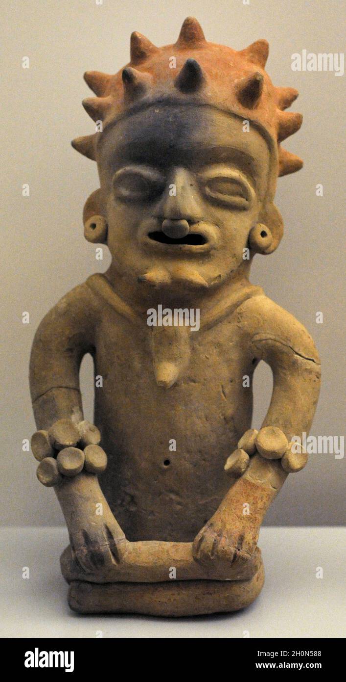 Männliche Figur, die einen Würdenträger darstellt, reich verziert. Keramik. Bahia-Kultur (500 v. Chr.-500 n. Chr.). Ecuador. Südamerika. Museum of the Americas. Madrid, Spa Stockfoto