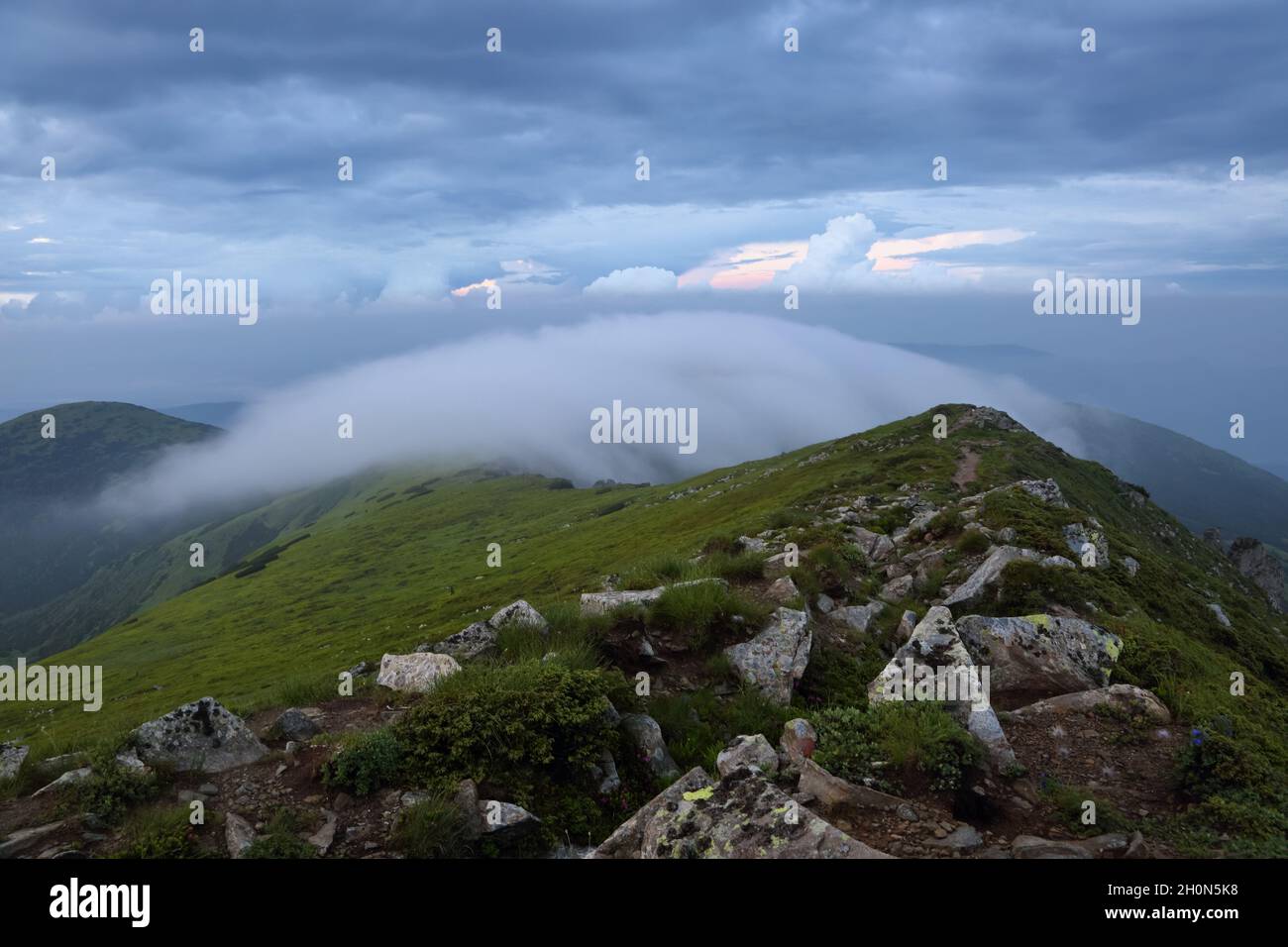 Landschaft mit hohen Bergen. Erstaunlicher nebliger Sommermorgen. Der frühe Morgennebel. Ein Ort zum Entspannen im Karpaten-Park, Ukraine, Europa. Natürlich Stockfoto