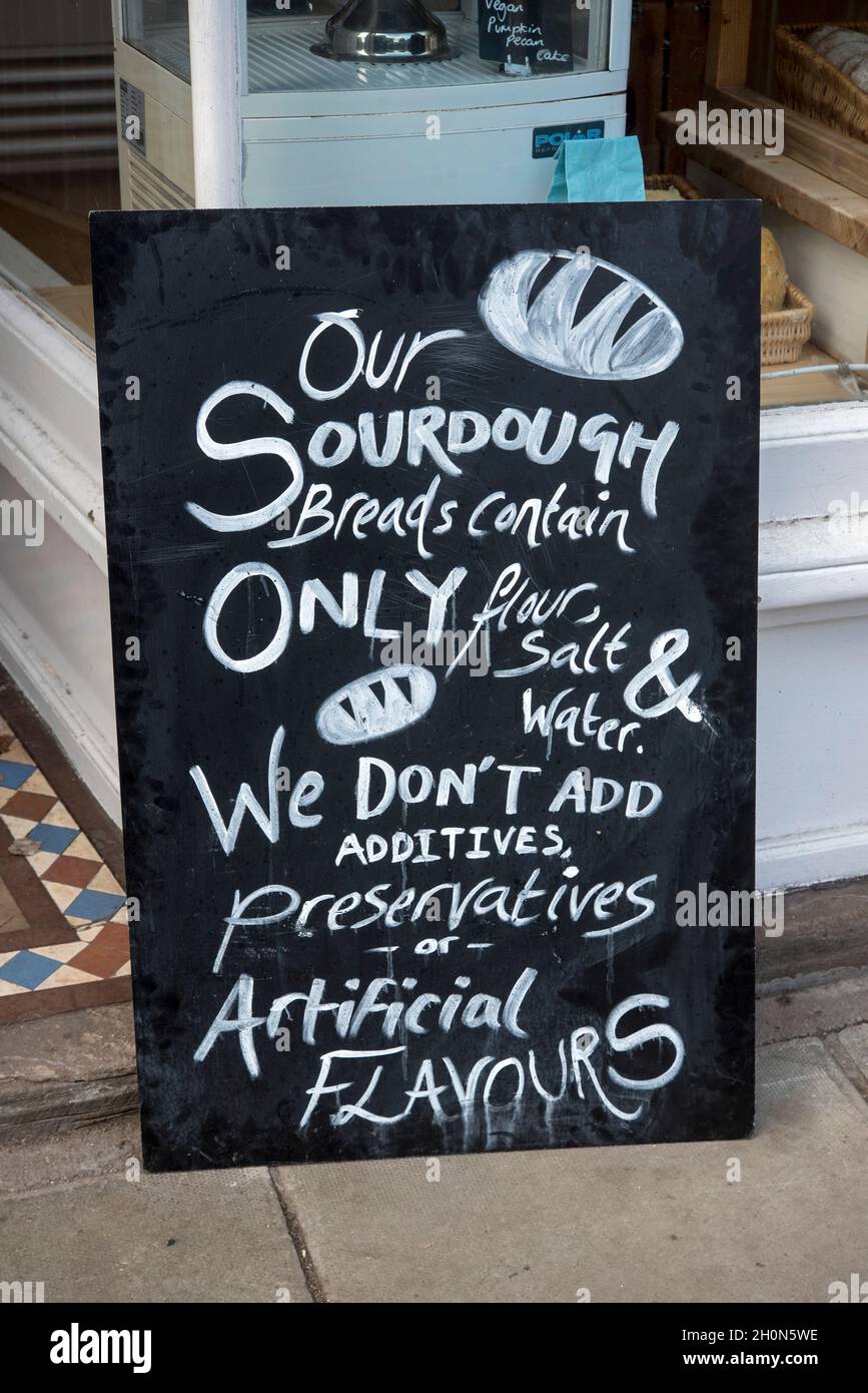 Sauerteig-Informationen auf einer Tafel am Eingang einer handwerklichen Bäckerei an der Morningside Road, Edinburgh, Schottland, Großbritannien. Stockfoto
