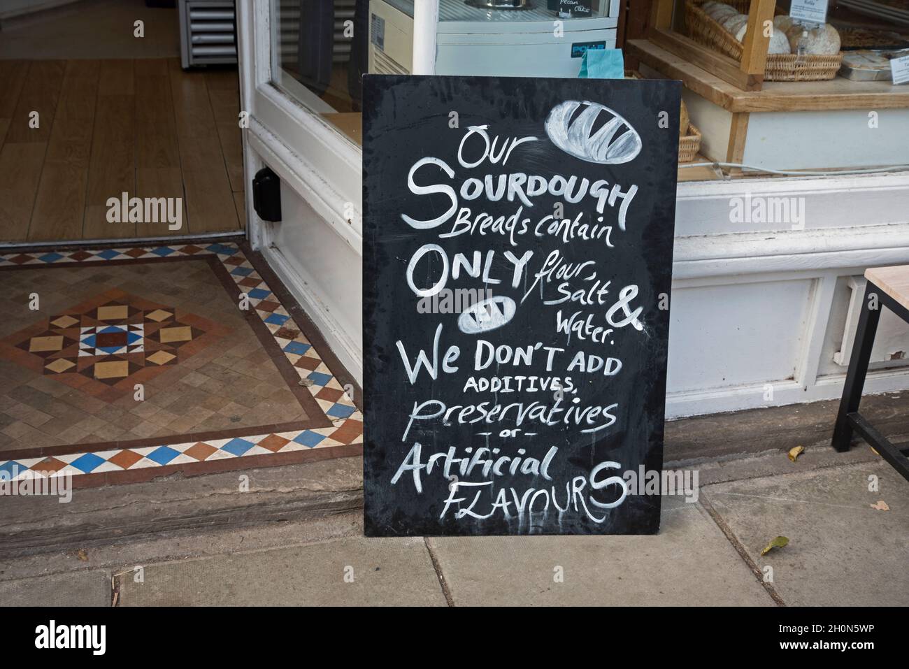 Sauerteig-Informationen auf einer Tafel am Eingang einer handwerklichen Bäckerei an der Morningside Road, Edinburgh, Schottland, Großbritannien. Stockfoto