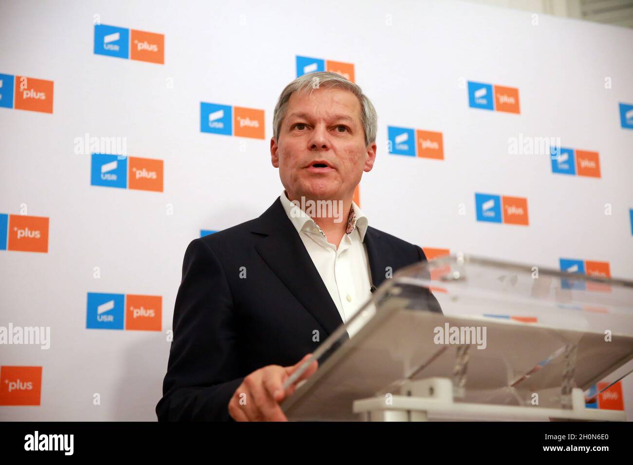 BUKAREST, RUMÄNIEN - 13. Oktober 2021: Designierter Premierminister Dacian Ciolos, Vorsitzender der Save Romania Union (USR), spricht während einer Pressekonferenz Stockfoto