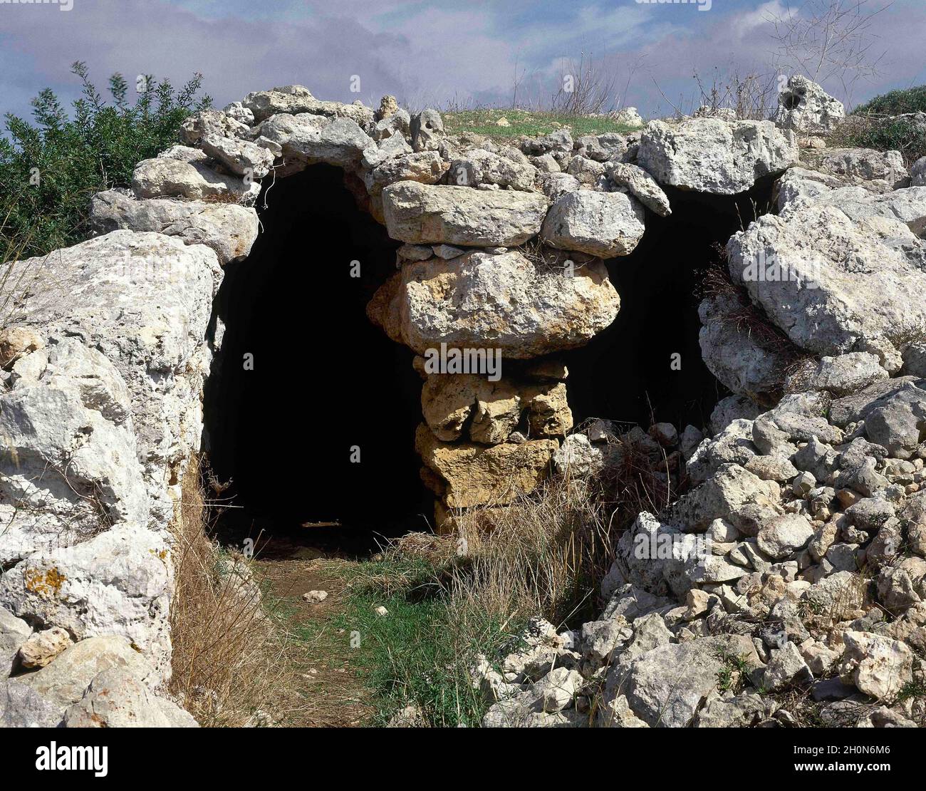 Spanien, Balearen, Menorca, Ferreries. Naviform Siedlung von Son Mercer de Baix. Bewohnter Ort zwischen der frühen Bronzezeit (1400 v. Chr.) und der Stockfoto