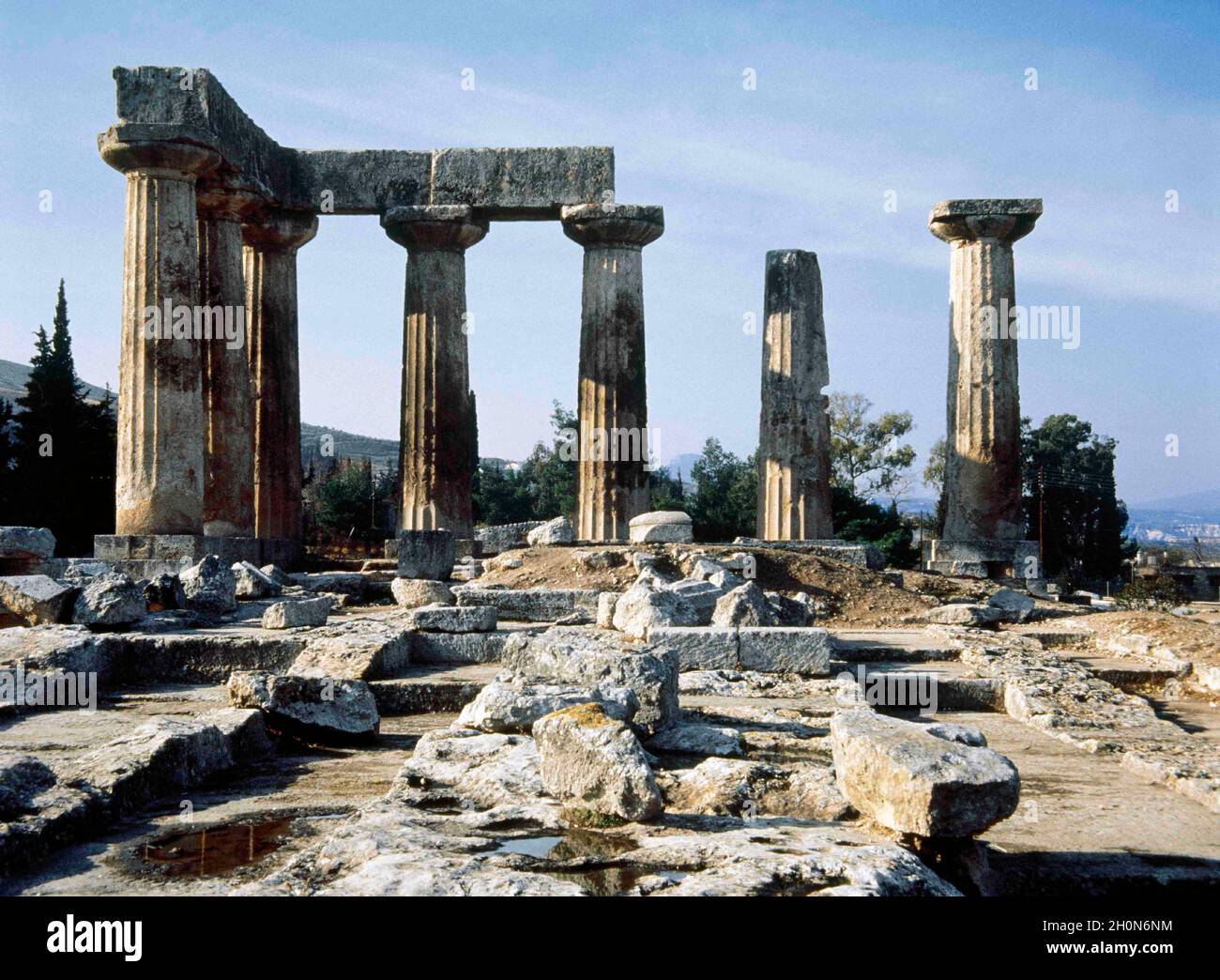 Griechenland. Antikes Korinth (polis). Ruinen des Apollotempels, 6.  Jahrhundert v. Chr. dorischer Stil. Heute nur sieben stehende Säulen des  westlichen Pterons Stockfotografie - Alamy