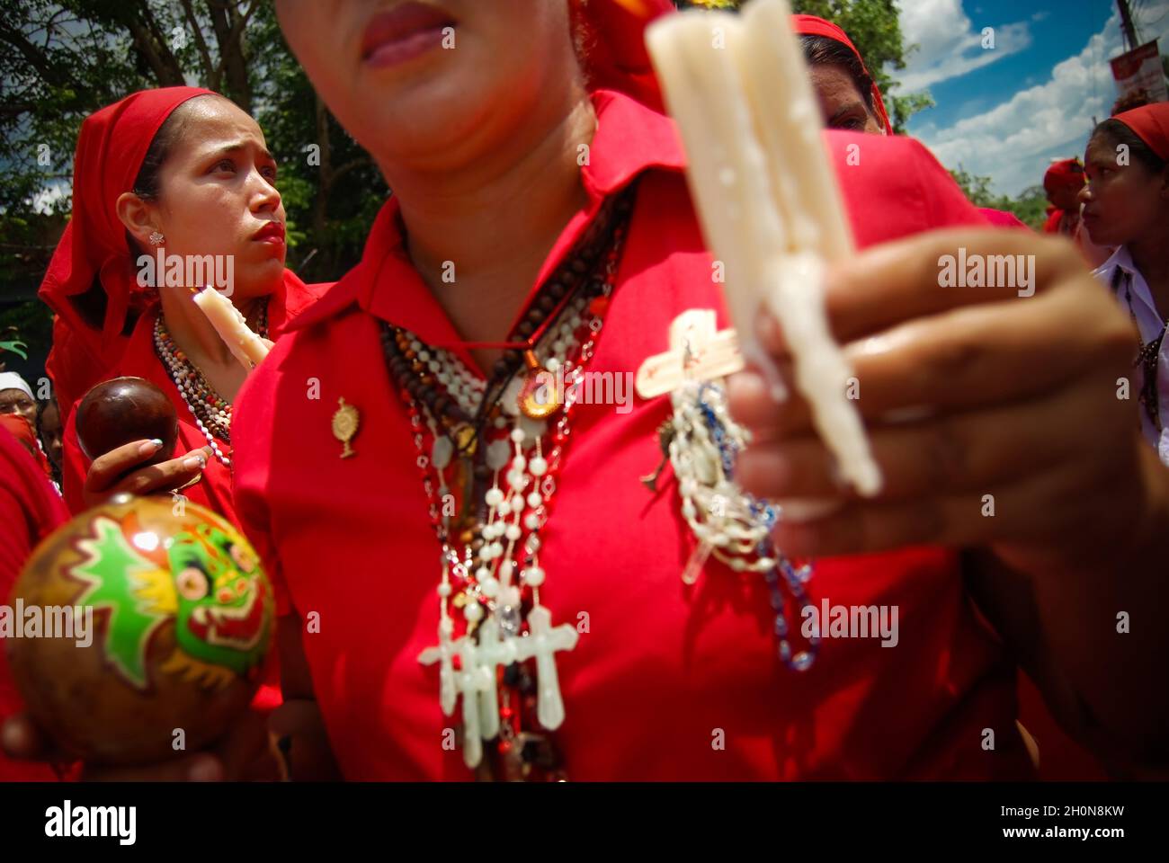 Die tanzenden Teufel von Yare, oder Diablos Danzantes del Yare, ist ein religiöses Fest, das am Fronleichnam-Tag in San Francisco de Yare, Bundesstaat Miranda, Venezuela, gefeiert wird. An diesem Tag wird ein ritueller Tanz von den 'Dancing Devils' aufgeführt, die bunte Kleider (meist alle rot), Stoffschichten, Masken von grotesker Erscheinung und auch Accessoires wie Kreuze, Scapulars, Rosenkränze und andere Amulette tragen. Die Feier dauert bis zum Ende des Nachmittags, wenn Kirchenglocken erklingen, was den Triumph des Guten über das Böse für ein weiteres Jahr bedeutet. Venezuela. 11. Juni 2009. Stockfoto