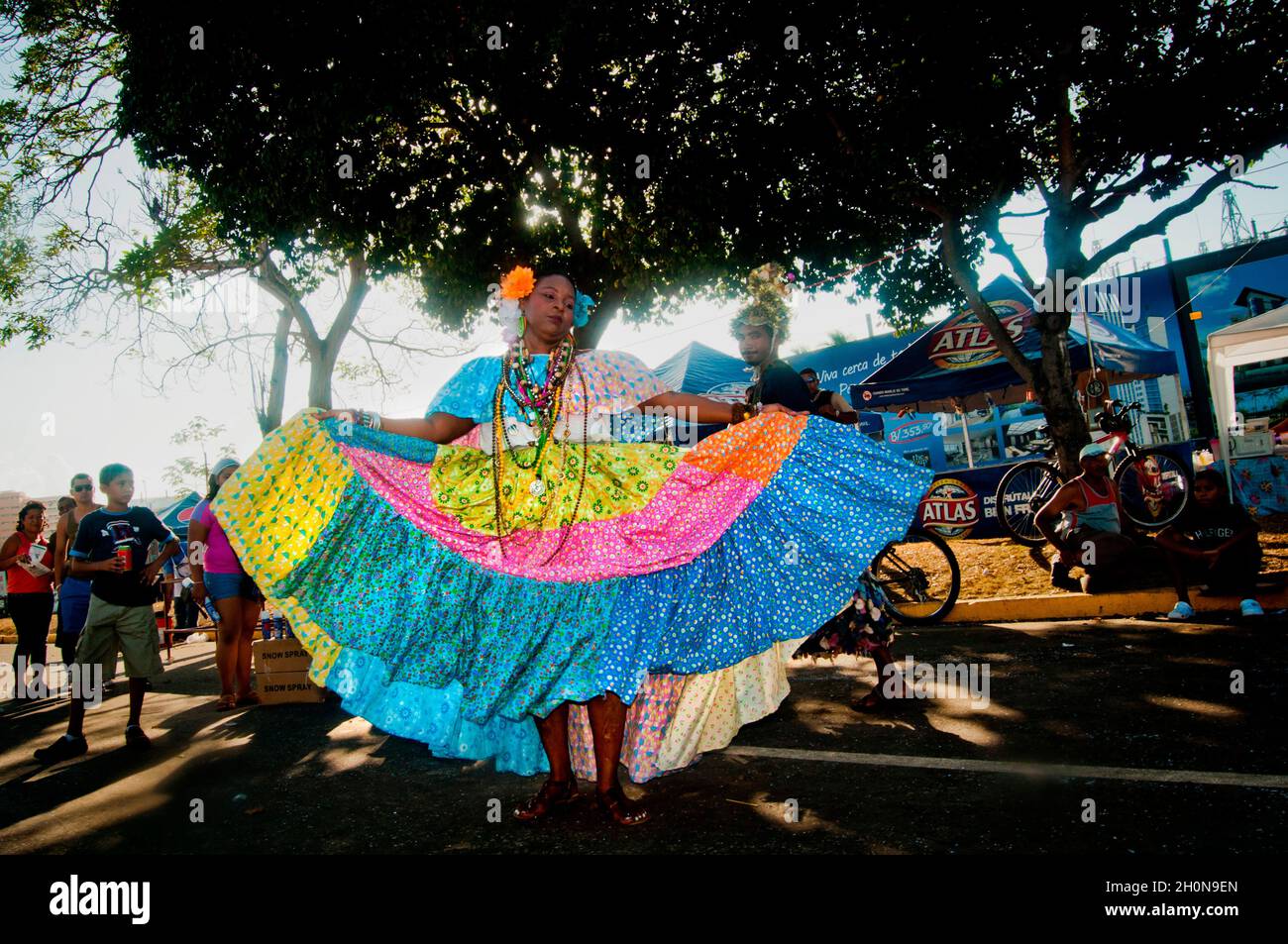 PANAMA CITY CARNIVAL 'La Jumbo Rumba'..Panama City feiert auch den Karneval, indem es die Hauptarterien der Stadt für Paraden und die traditionelle 'Mojadera' (die Menschen werfen einander Wasser zu), die ein Merkmal jeder Karnevalsfeier im ganzen Land. 18-Wheller mit Wassertanks tauchen auf und Pumpen Wasser aus dem Wasser, um es auf die Massen zu werfen, die die Paraden feiern. Das ist vielleicht seltsam, aber wenn Sie an diesem Karneval teilnehmen, werden Sie bald feststellen, dass es wirklich schön ist, weil Panama heiß ist und der Karneval im Sommer stattfindet (Trockenzeit in Panama dauert Stockfoto