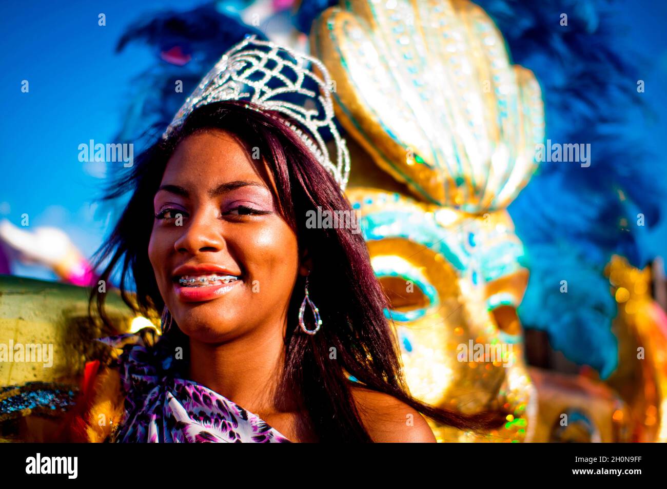 PANAMA CITY CARNIVAL 'La Jumbo Rumba'..Panama City feiert auch den Karneval, indem es die Hauptarterien der Stadt für Paraden und die traditionelle 'Mojadera' (die Menschen werfen einander Wasser zu), die ein Merkmal jeder Karnevalsfeier im ganzen Land. 18-Wheller mit Wassertanks tauchen auf und Pumpen Wasser aus dem Wasser, um es auf die Massen zu werfen, die die Paraden feiern. Das ist vielleicht seltsam, aber wenn Sie an diesem Karneval teilnehmen, werden Sie bald feststellen, dass es wirklich schön ist, weil Panama heiß ist und der Karneval im Sommer stattfindet (Trockenzeit in Panama dauert Stockfoto