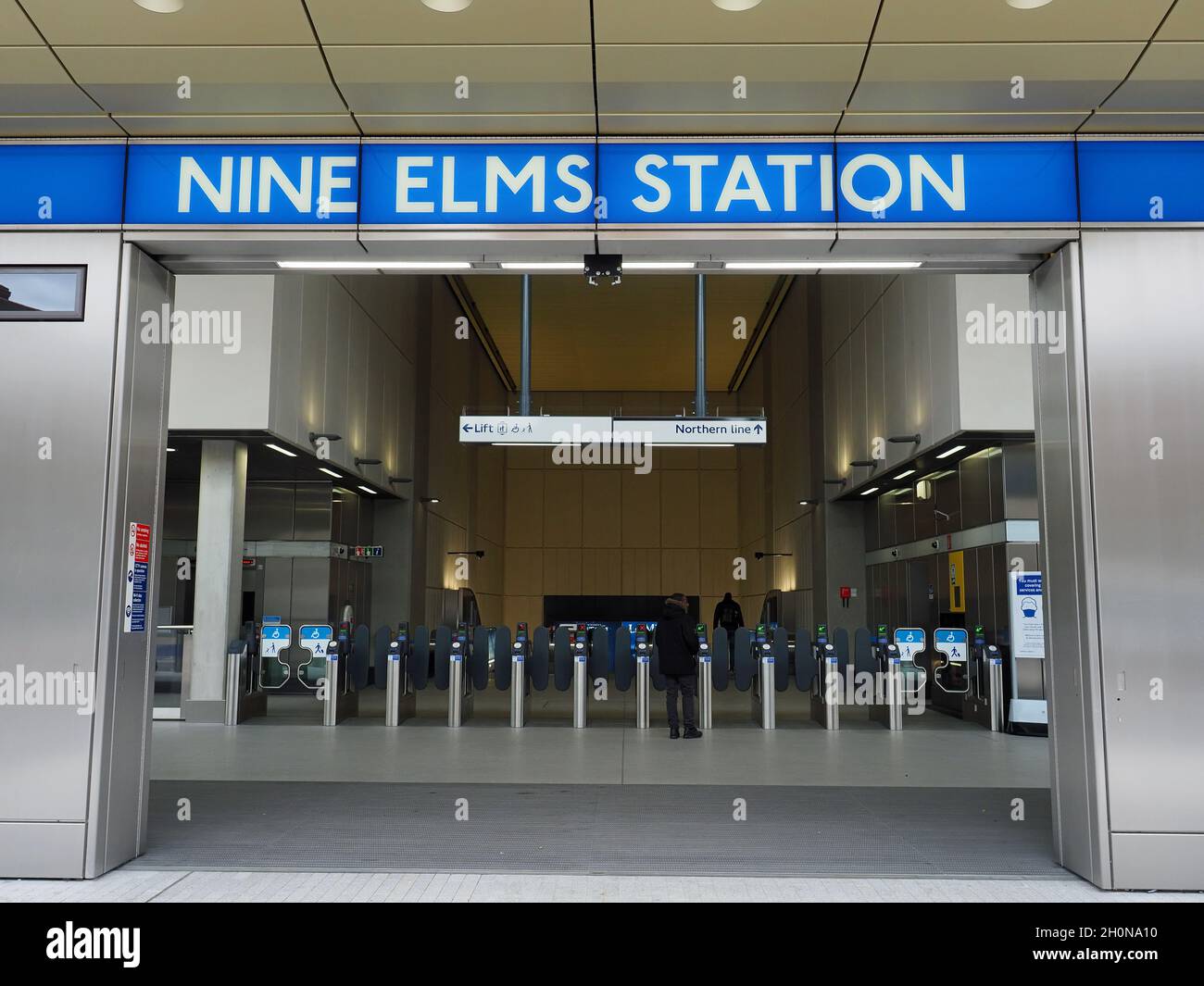 Blick auf den Eingang zur neuen U-Bahnstation Nine Elms in London Stockfoto