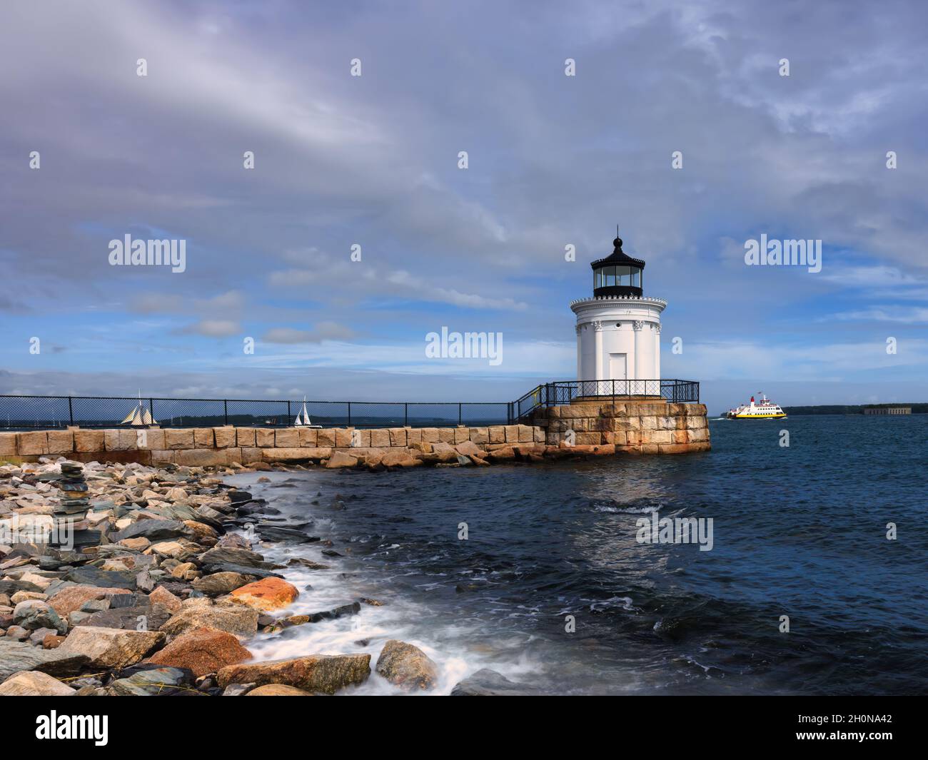 Fähre Führt Am Breakwater Lighthouse, Portland, Maine Vorbei. Stockfoto