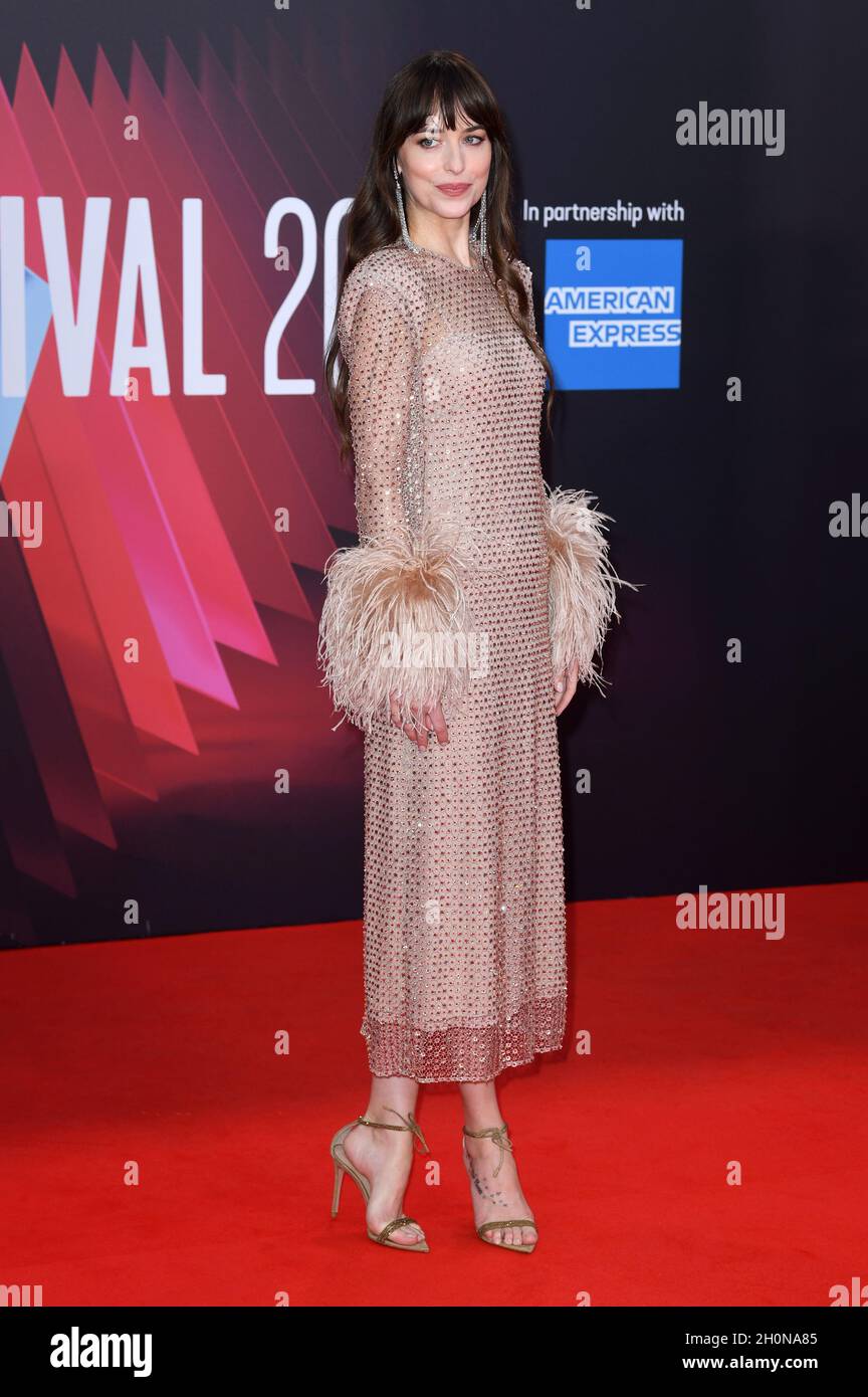 13. Oktober 2021, London, Großbritannien. Dakota Johnson bei der Gala-Vorführung der verlorenen Tochter, die Teil des BFI London Film Festival ist, in der Royal Festival Hall. Quelle: Doug Peters/EMPICS/Alamy Live News Stockfoto