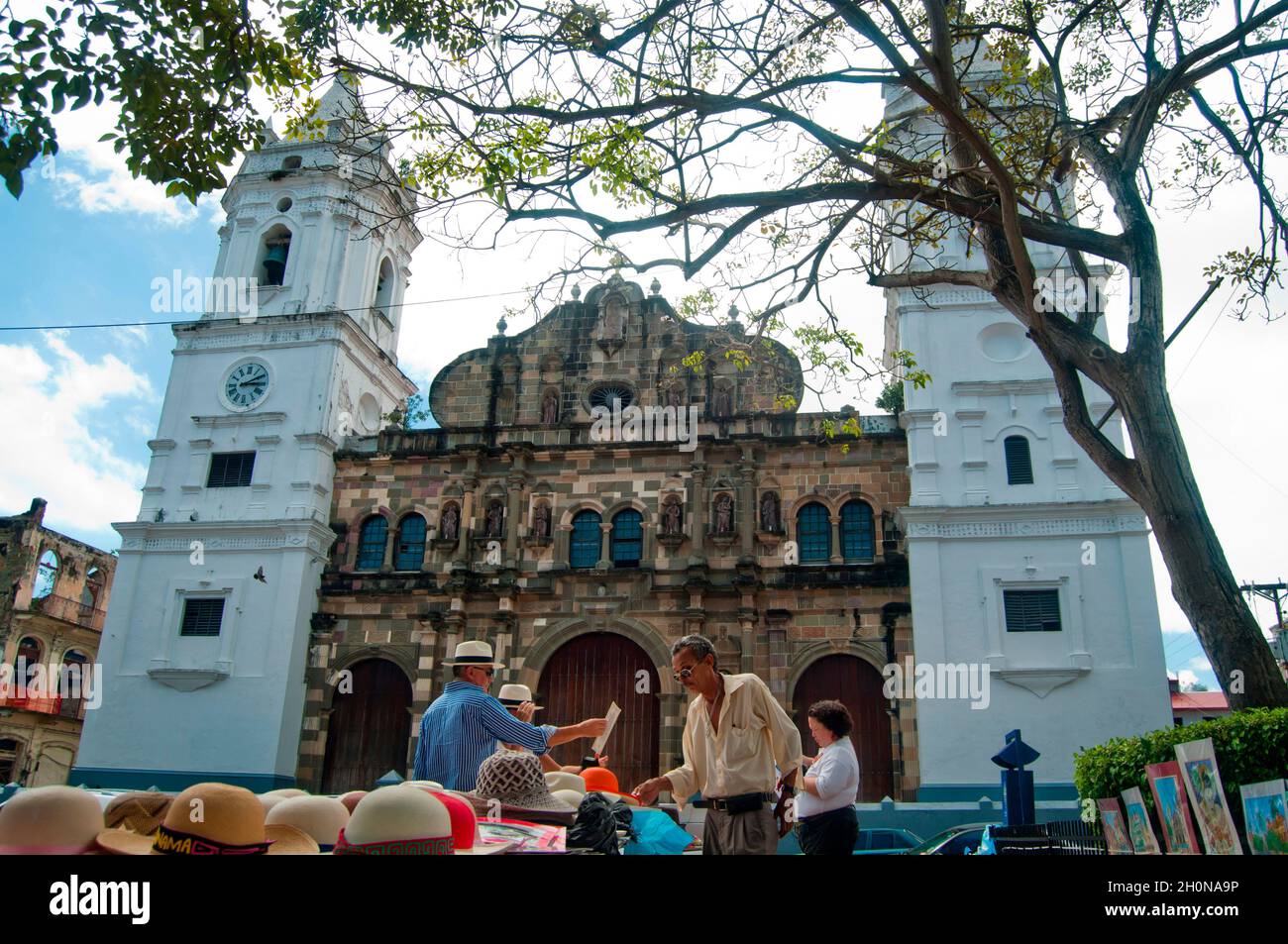 CASCO VIEJO / ALTSTADT - Panama City Casco Viejo (Spanisch für Altstadt), auch bekannt als Casco Antiguo oder San Francisco, ist das historische Viertel von Panama City. Es wurde 1673 fertiggestellt und angesiedelt und wurde nach der fast vollständigen Zerstörung des ursprünglichen Panam errichtet. Stadt, Panama Viejo im Jahr 1671, als letzterer von Piraten angegriffen wurde. Es wurde 1997 zum Weltkulturerbe ernannt..Panama 2011.Fotografie von Aaron Sosa Stockfoto