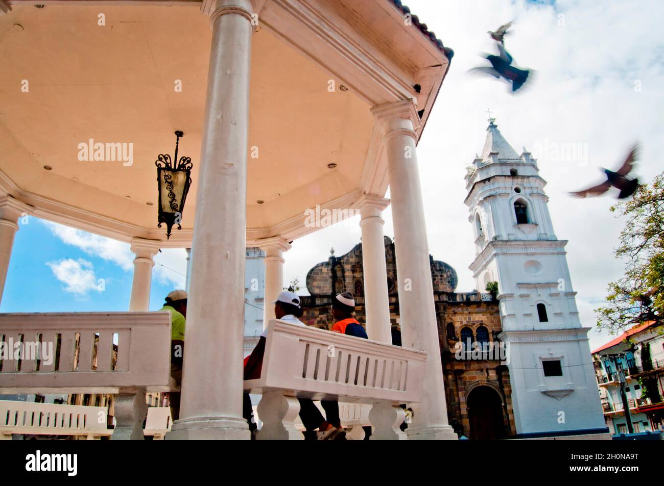 CASCO VIEJO / ALTSTADT - Panama City Casco Viejo (Spanisch für Altstadt), auch bekannt als Casco Antiguo oder San Francisco, ist das historische Viertel von Panama City. Es wurde 1673 fertiggestellt und angesiedelt und wurde nach der fast vollständigen Zerstörung des ursprünglichen Panam errichtet. Stadt, Panama Viejo im Jahr 1671, als letzterer von Piraten angegriffen wurde. Es wurde 1997 zum Weltkulturerbe ernannt..Panama 2011.Fotografie von Aaron Sosa Stockfoto