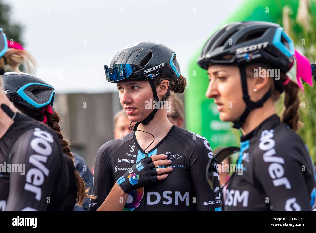Pfeiffer Georgi vom Team DSM vor dem Rennen beim AJ Bell Women's Tour of Britain Radrennen der vierten Etappe in Shoeburyness, Essex, Großbritannien Stockfoto