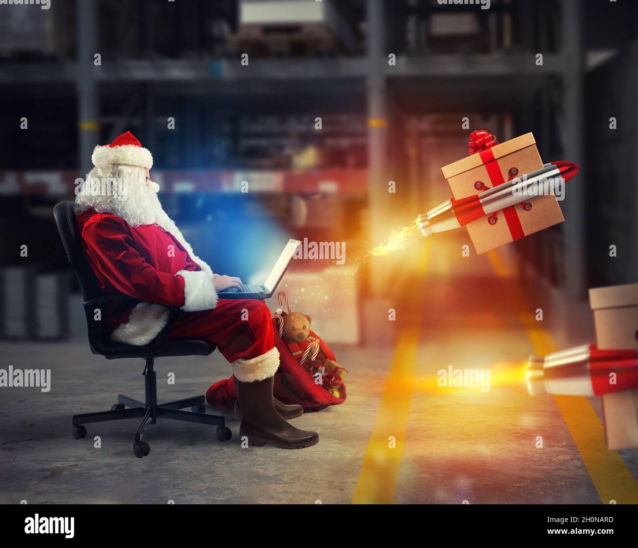 Der weihnachtsmann liefert Online-Bestellungen von einem Laptop aus Stockfoto