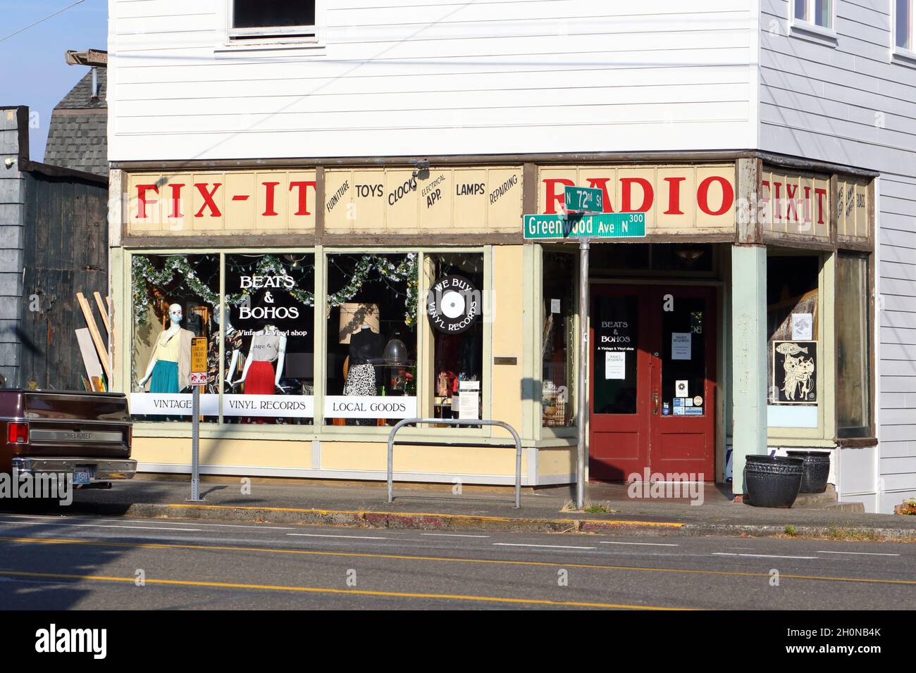 Beats and Bohos, 7200 Greenwood Ave N, Seattle Schaufensterfoto eines Vintage-Bekleidungs- und Vinylplattenladens im Phinney Ridge. staat washington Stockfoto