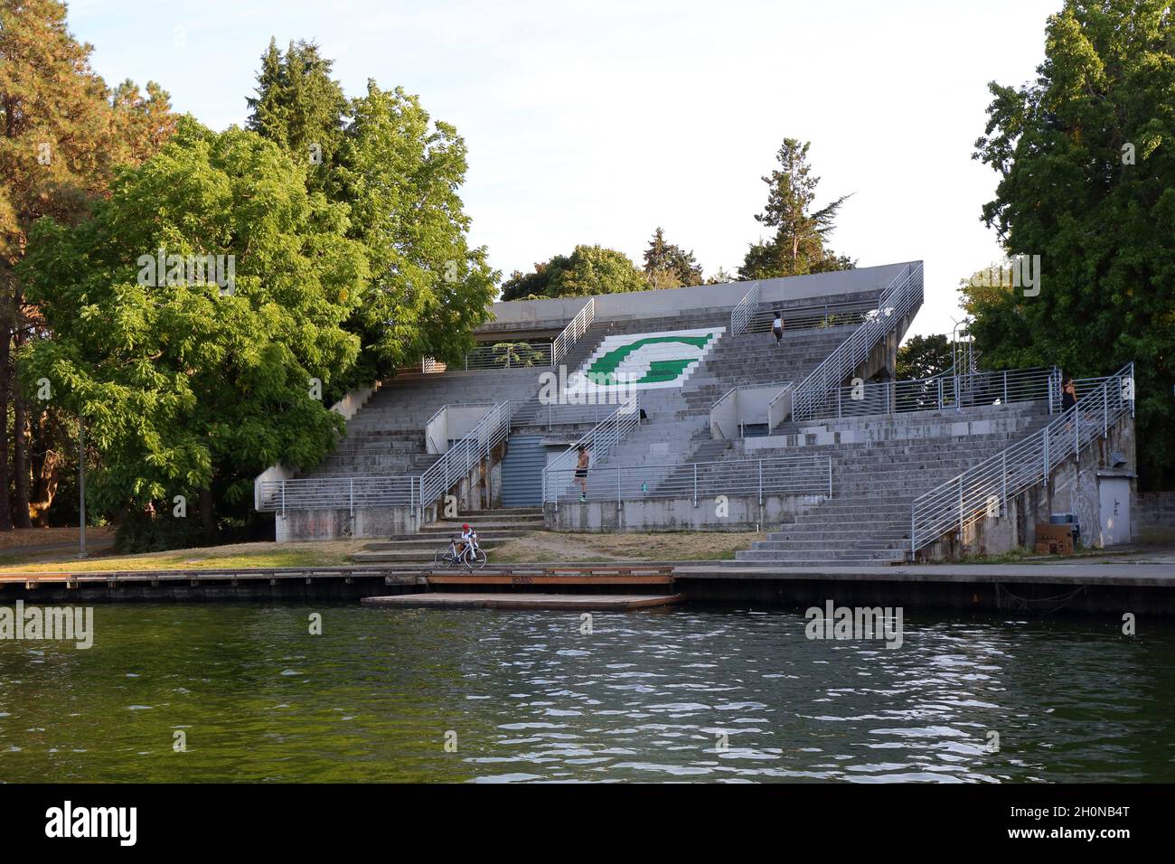 Green Lake Aqua Theatre, West Green Lake Way N, Seattle, Washington. Außenansicht der Überreste eines historischen Veranstaltungsortes am See im Green Lake Park. Stockfoto