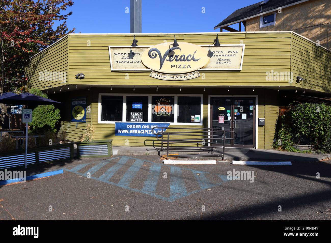 Veraci Pizza, 500 NW Market St, Seattle Foto von einem holzbefeuerten, dünnkrustigen Pizzaladen in einem westlichen Wald. staat washington Stockfoto